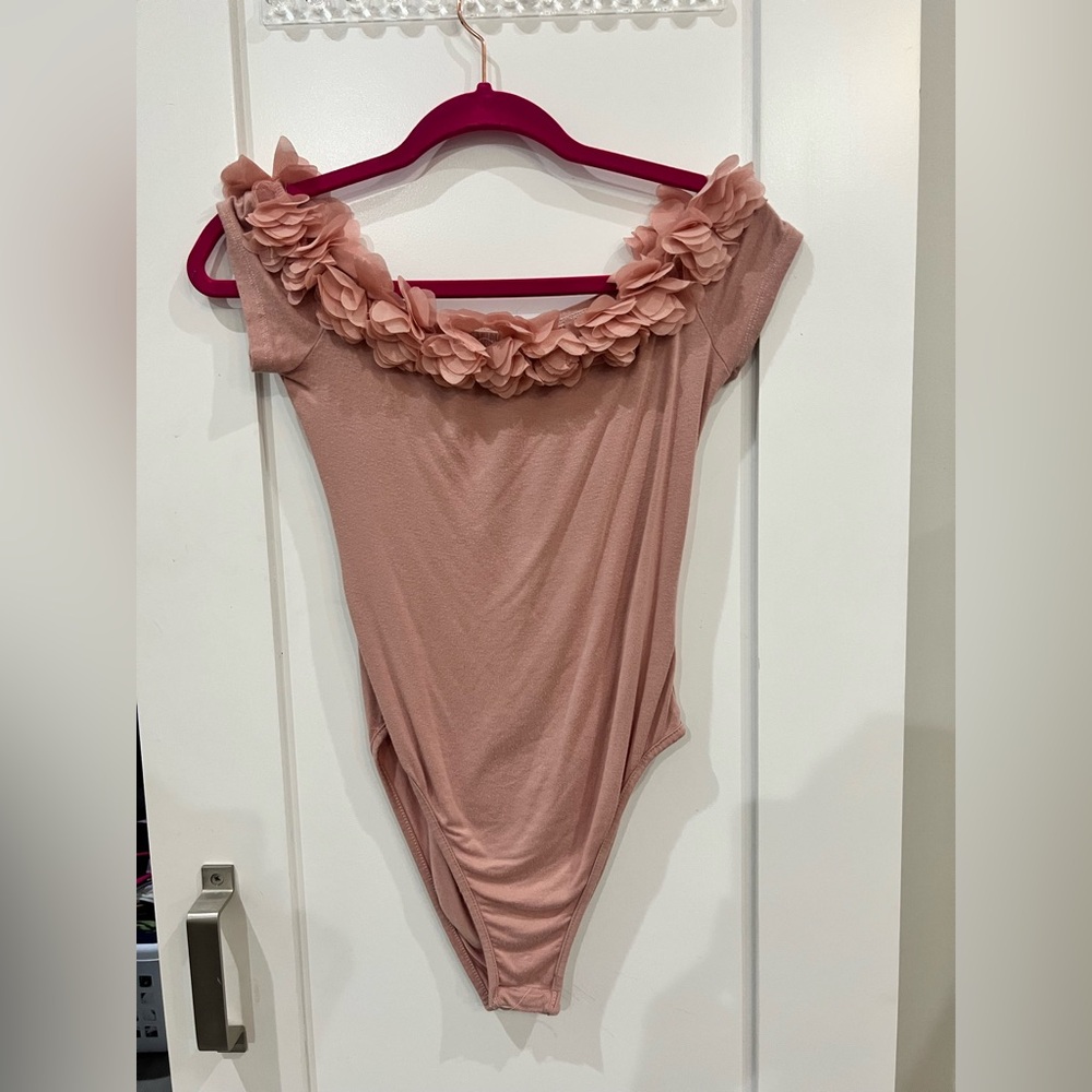 ⭐️3/$27⭐️ Floral Pink Bodysuit. Women’s size small. - Picture 3 of 10